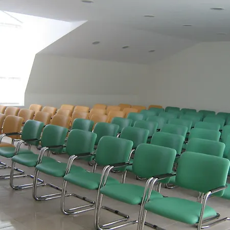 City Hotel Bucharest מלון 2*