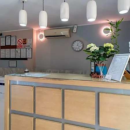 City Hotel Bucharest Hotell 2*