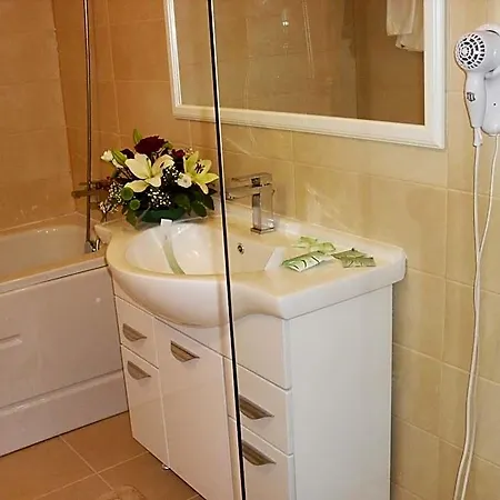 City Hotel Bucharest Hotell 2*